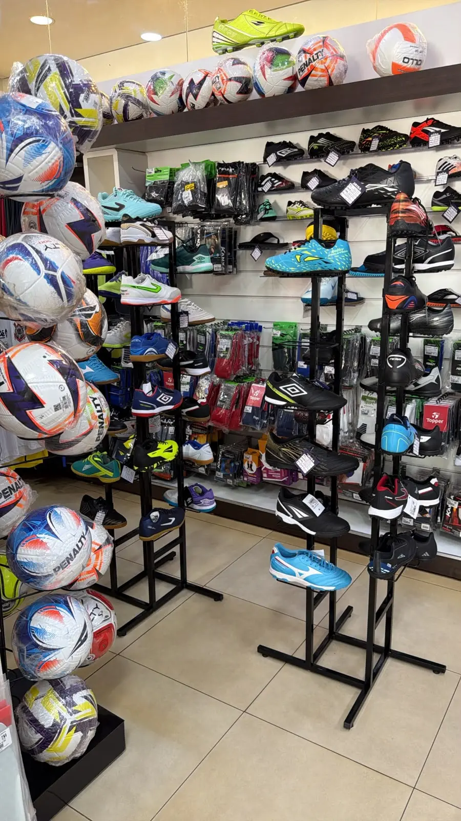 Bolas, chuteiras e artigos esportivos