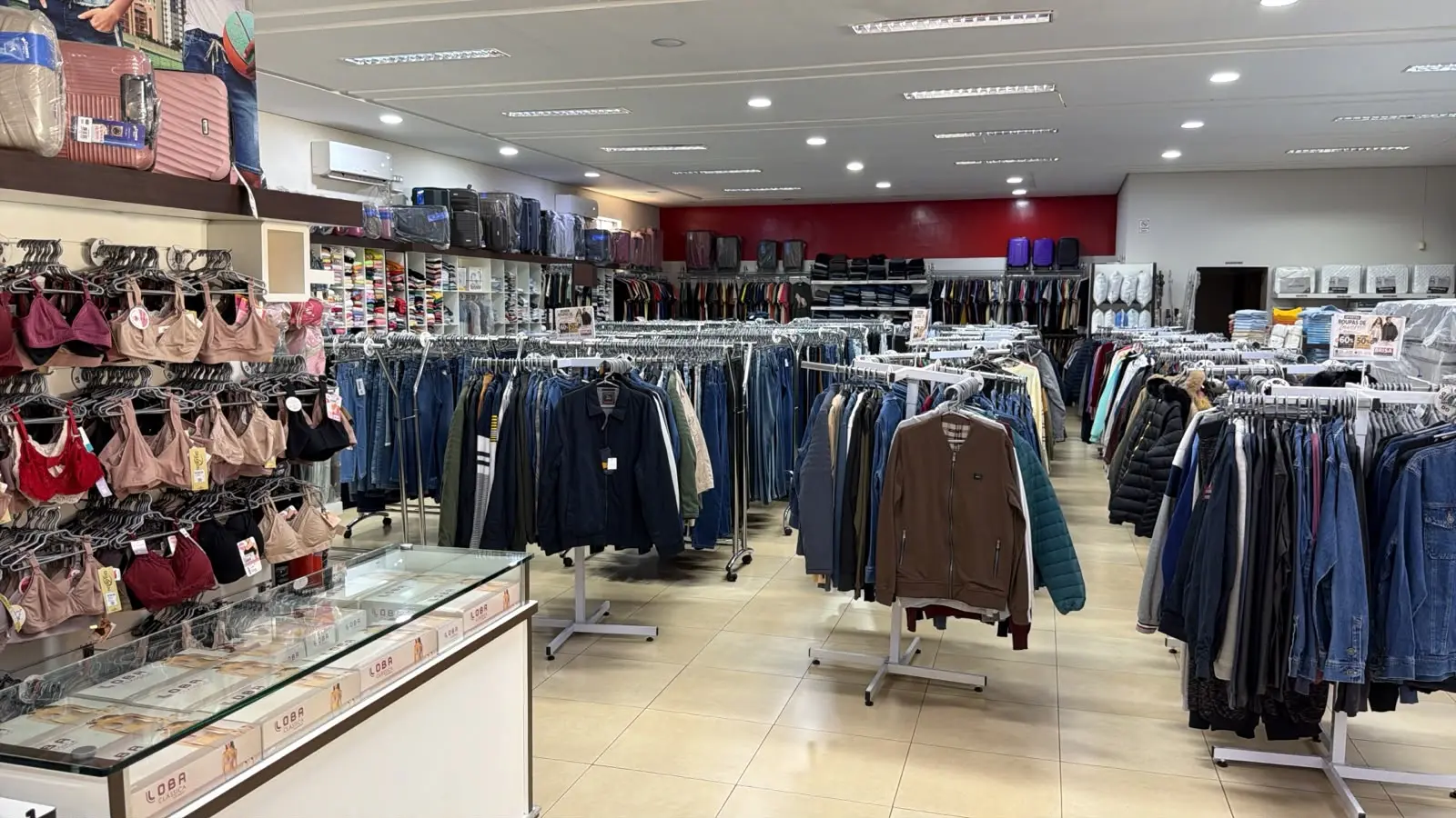 Setor de moda feminina e masculina da loja